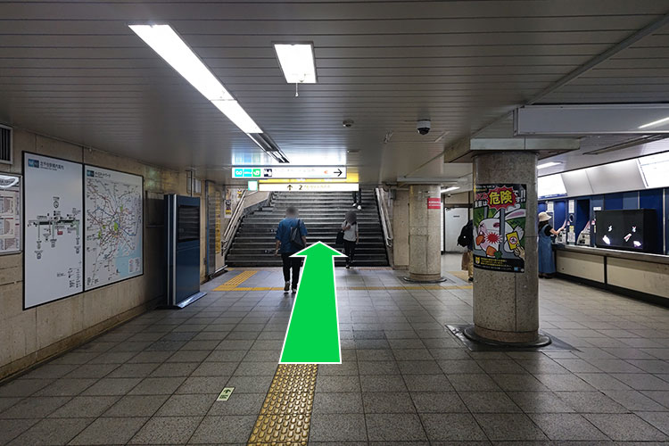 階段を上がり地上に出ます