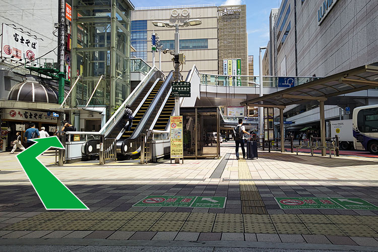 広場を左側エスカレーター脇へ進みます