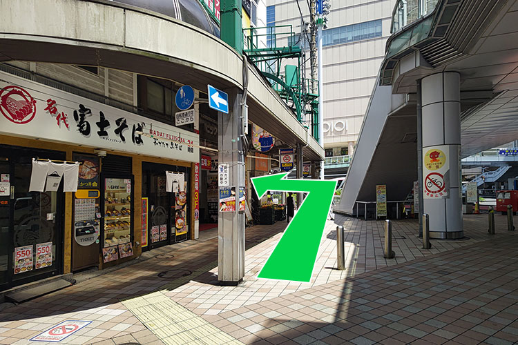 突き当りを左に進みます