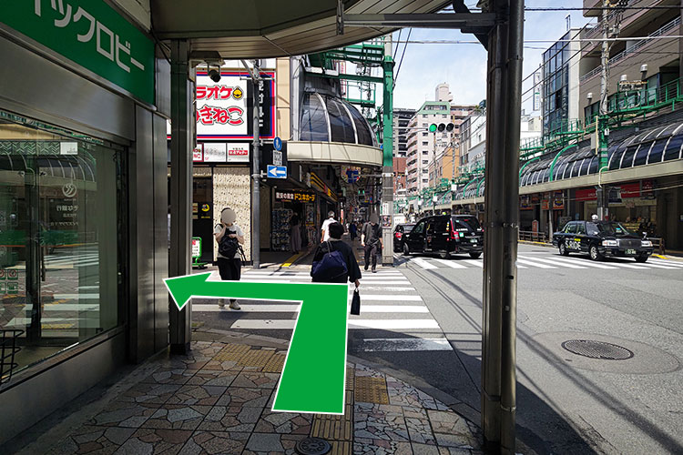 十字路を左に曲がり、ほんちょう商店街に入ります