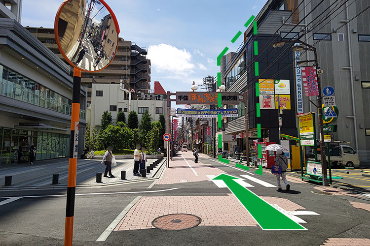 一つ目の十字路の右側、セイムスの4階になります