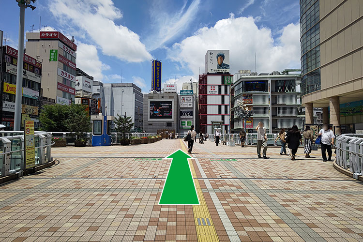 広場を直進します