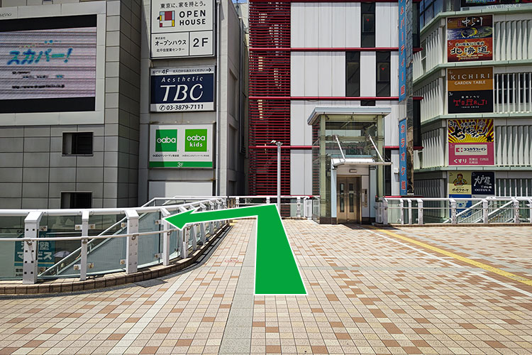 突き当りのエスカレーターを下ります