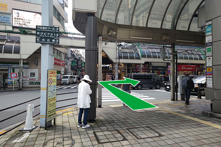 正面の横断歩道を渡り、右に進みます